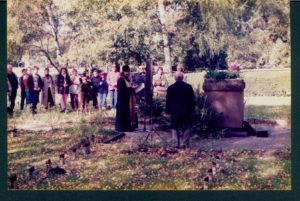 Im Oktober 1983 liest Avenir, der Geistliche der russisch-orthodoxen Gemeinde Baden-Baden eine Totenliturgie(Bildnachweis: Stadtarchiv Biberach, Sig. M 10.1 Nr 4145, Fotograf: Reinhold Adler).