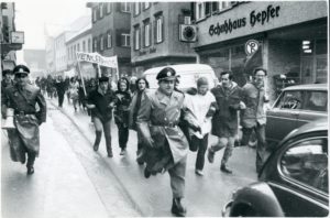 Die Fotografin Marga Schwoerbel dokumentierte lebhaft die Demo zum "Venceremos"-Prozess im Januar 1970 (Bildnachweis: Stadtarchiv Biberach, Sig. M 10.1 Nr. 4216, Aufnahme: Marga Schwoerbel).