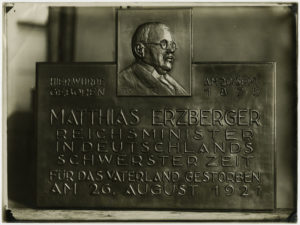 Die alte Gedenktafel an Matthias Erzbergers Geburtshaus in Buttenhausen (Aufnahme nach 1927).