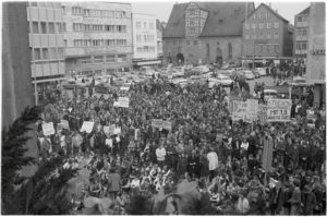 Streikende Schülerinnen und Schüler auf dem Reutlinger Marktplatz, 15. April 1970