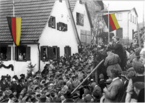 Riesenandrang vor Erzbergers Geburtshaus bei der Gedenkveranstaltung des Reichsbanners Schwarz-Rot-Gold(Bildnachweis: Stadtarchiv Münsingen; Einfärbung.: HdG BW/Hemberger).