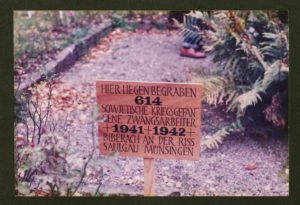 Noch haben die Toten keine Namen: Provisorische Tafel von 1983 (Bildnachweis: Stadtarchiv Biberach, Sig. L 20.1 Nr 1, Fotograf: Reinhold Adler).
