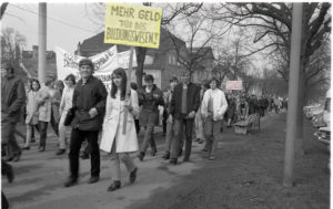 Demonstrationszug auf dem Ledergraben in Reutlingen, 15. April 1970 (Bildnachweis: Stadtarchiv Reutlingen; bearb.: HdG BW/Hemberger).